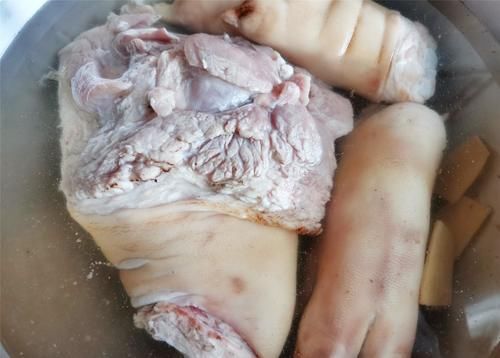  猪手和猪肘子去异味有窍门，烤制这一步不能少，做出的菜肴干净没异味，放心吃