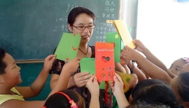 毕业奖|“妈妈把毕业奖扔进了垃圾桶”,孩子的痛哭流涕,引出家长物质心