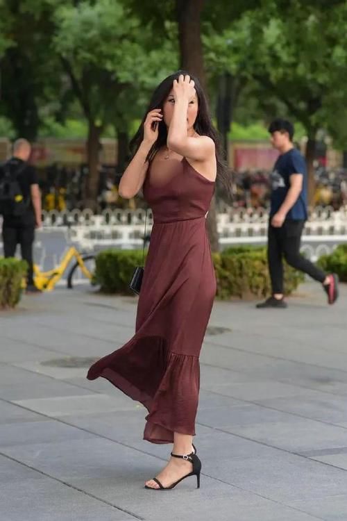街拍美女：高跟鞋搭配裙子，时尚搭配简单又好看