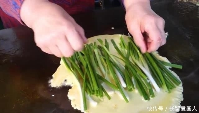 外酥|大妈街边卖“豪华煎饼”，外酥里嫩，料足味美，来吃的都是回头客