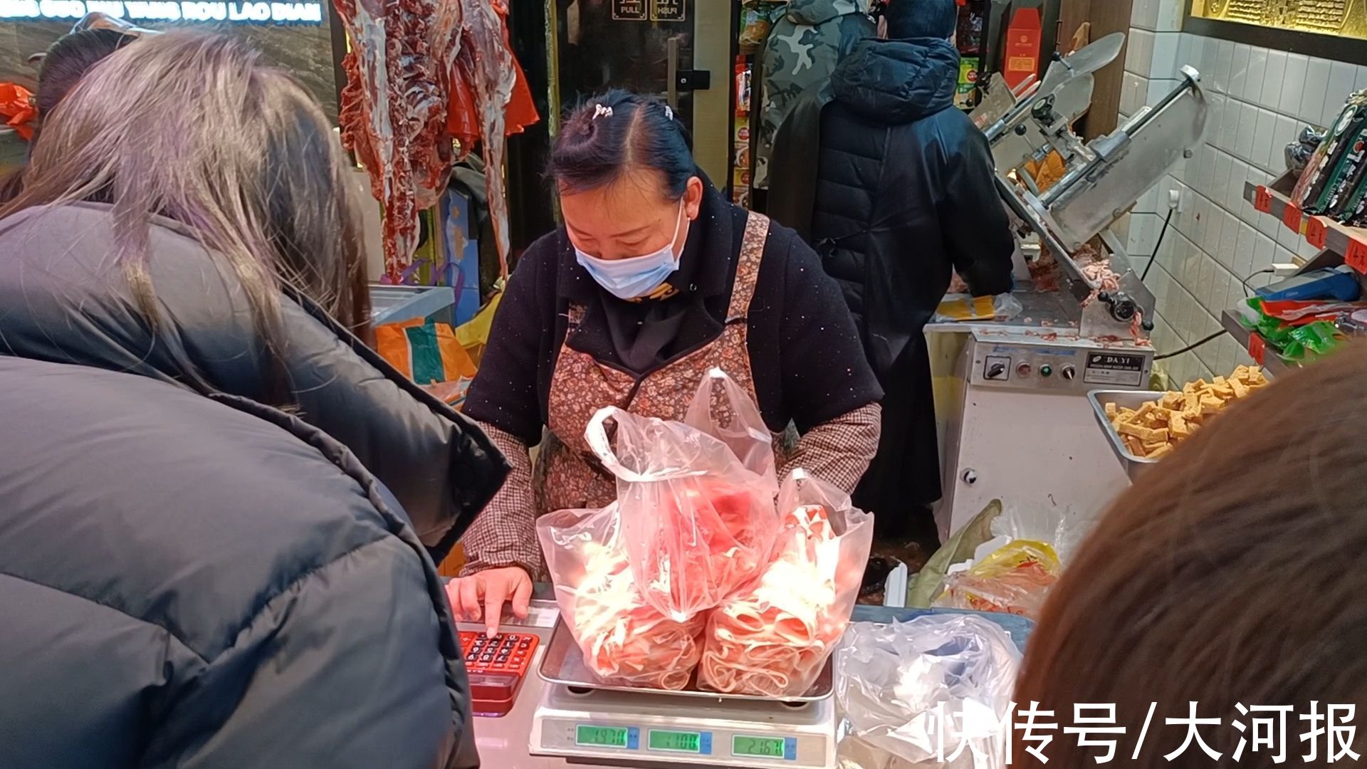 春节|春节将至，顺城街上的牛羊肉排队买起