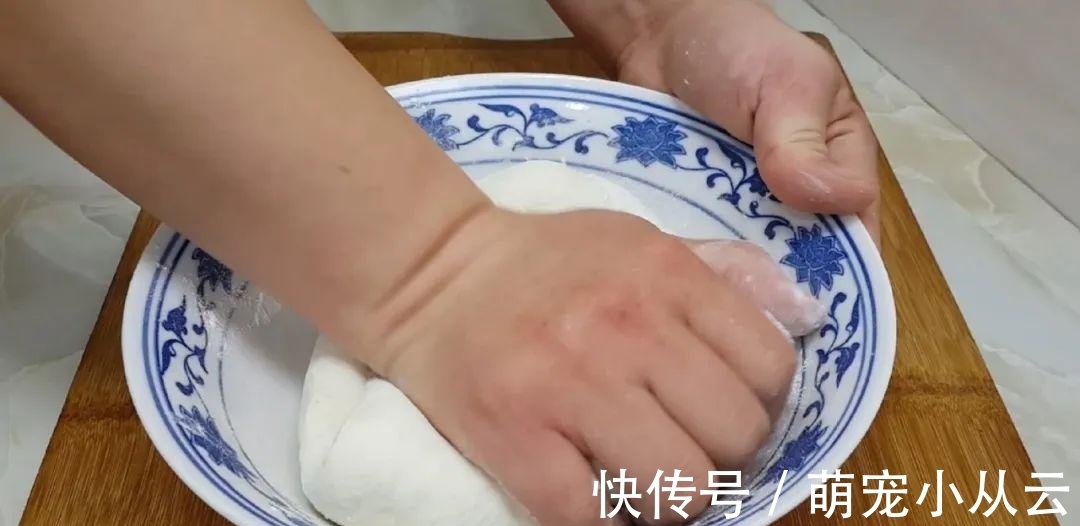 面粉这做法太香了，开水一烫，焦脆又空心，比油饼鸡蛋饼好吃几十倍