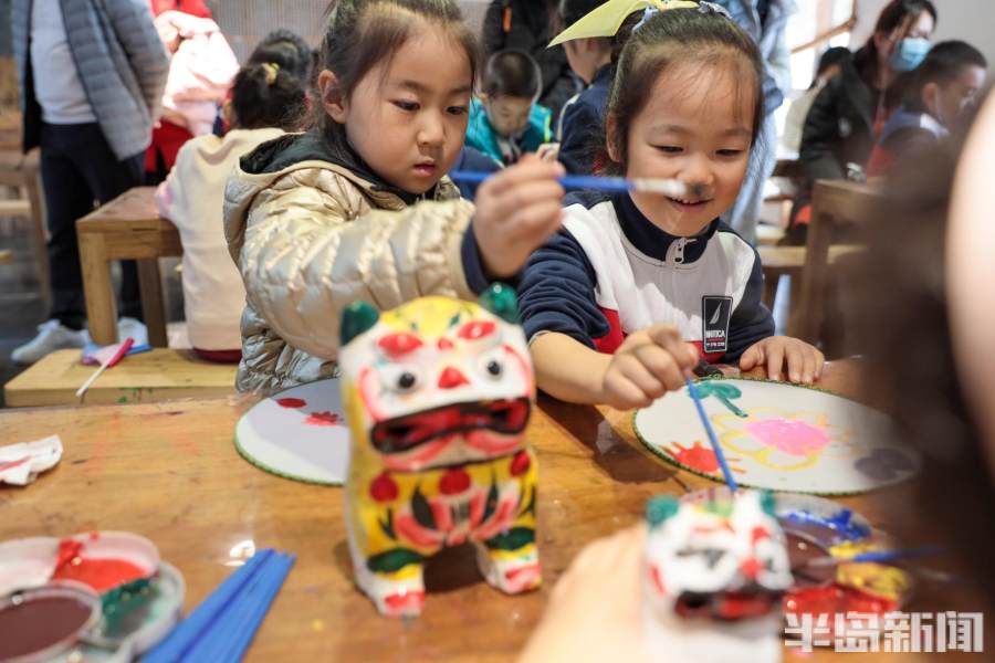 小学生们&观看皮影戏、绘制泥老虎、制作团扇香囊……小朋友感受传统文化