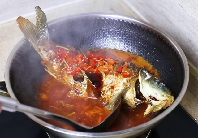 鲤鱼|厨师长教你：“红烧鲤鱼”的家常做法，汤汁浓郁，鱼肉细嫩，收藏