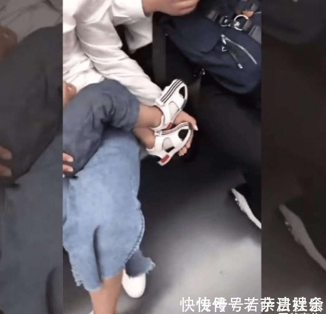 地铁|地铁上,妈妈抱孩子的动作火了,网友:教养无关贫富,体现在生活