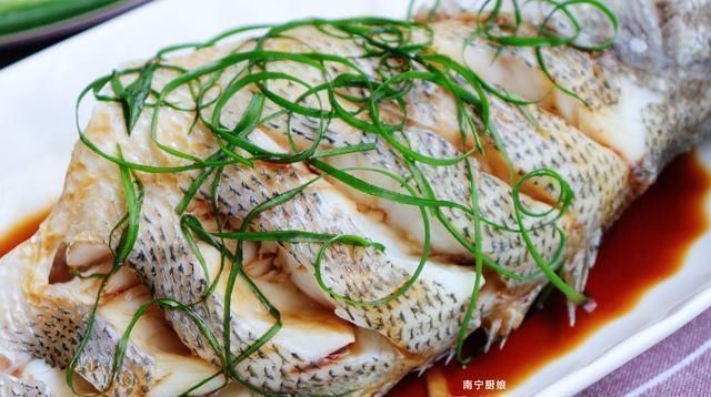 清蒸鲈鱼,冷水下锅还是开水下锅厨师做对了,鱼肉鲜嫩无腥味