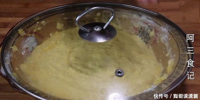 烙饼|玉米面里打2个鸡蛋,比吃肉还香,我家每次做一大盘,上桌就扫光