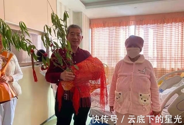 高龄产妇|67岁生宝宝:天赐2周岁生日直播,爸爸全程出镜带货,妈妈好年轻