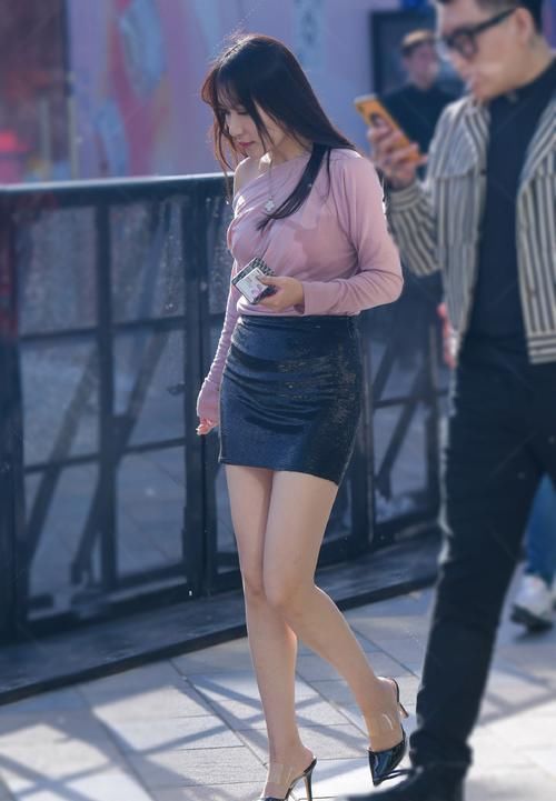 想要打造优雅个性的造型,还是短裙穿搭靠谱