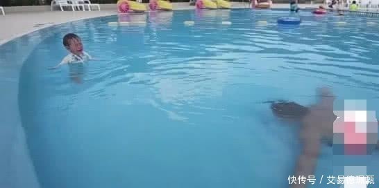 小家伙|走路不稳宝宝看到爸爸溺水,下面的举动惊人!孩子没白养