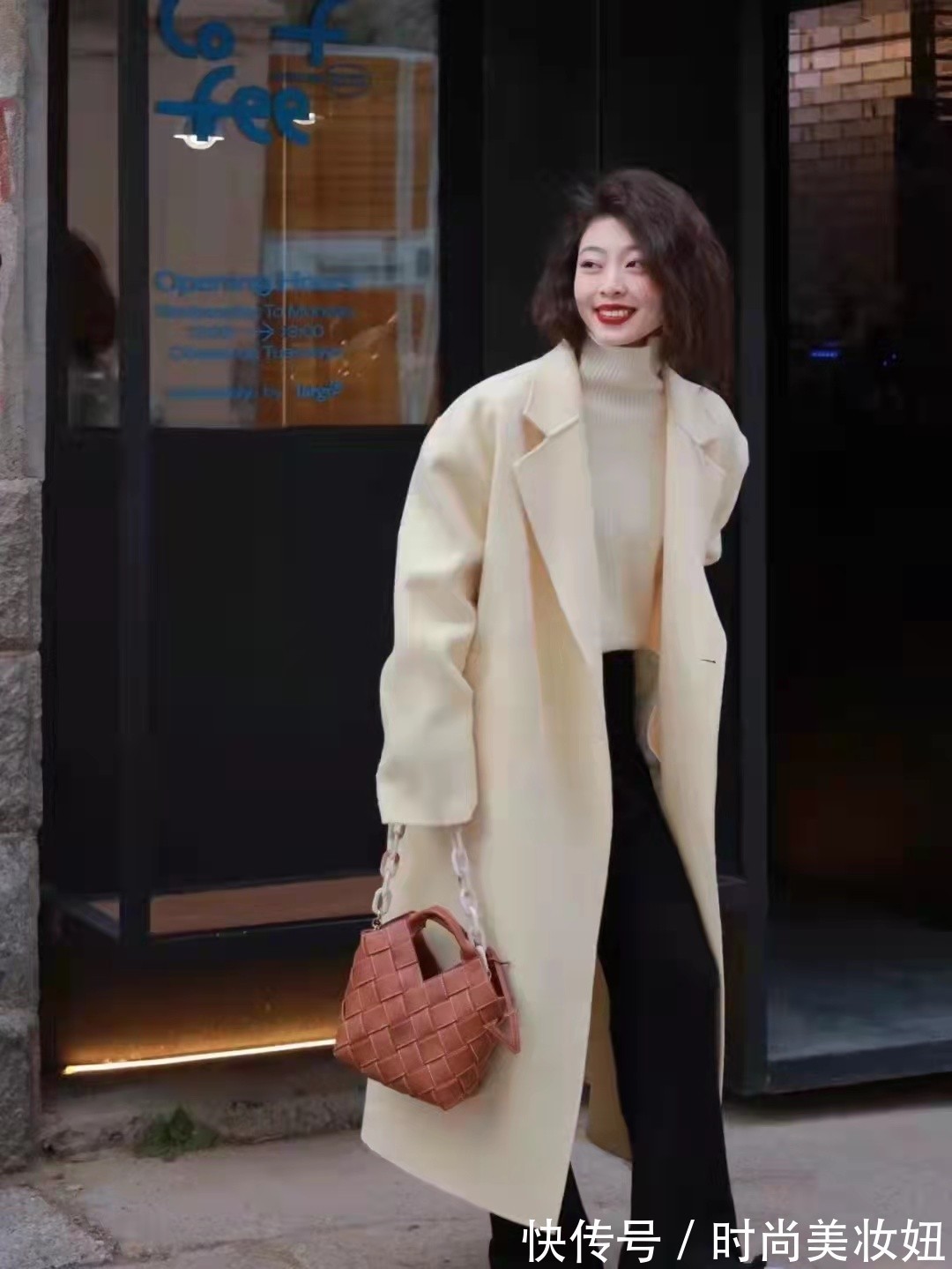 高领 “大衣+高领毛衣”太高级了,保暖又显气质,适合30、40岁的女人
