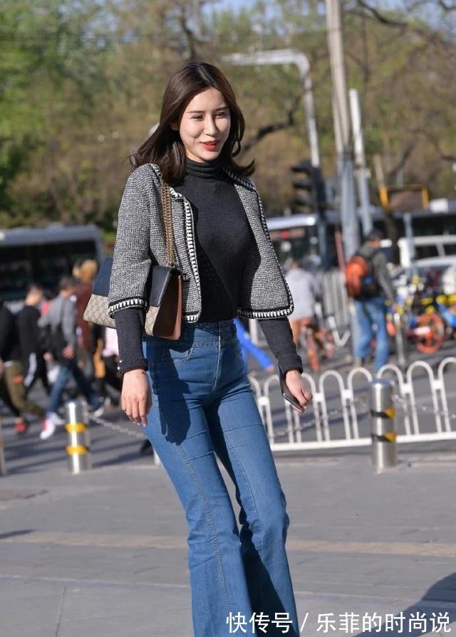 牛仔 初春穿搭风格秀,喇叭款低腰牛仔搭配黑色针织打底衫外加开衫毛衣!
