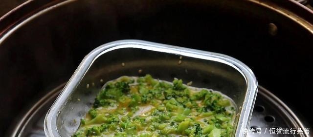 西兰花又出新吃法,加4个鸡蛋,不用炒不做饼,上桌比肉还香!