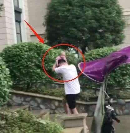 雨伞|23岁女儿依然跟爸爸共浴，却说不想伤害爸爸，网友：别毁掉女儿