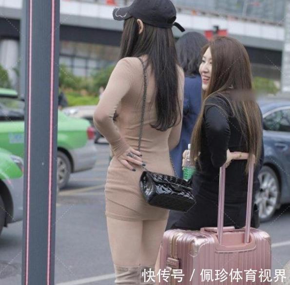 长靴 卡其色修身连衣裙搭配黑色鸭舌帽,简单时尚,气质迷人