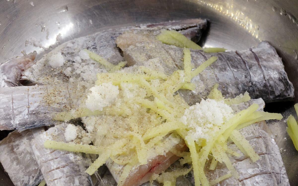 外酥|煎带鱼时,裹淀粉还是裹面粉?教你最香的做法,煎出来外酥里嫩