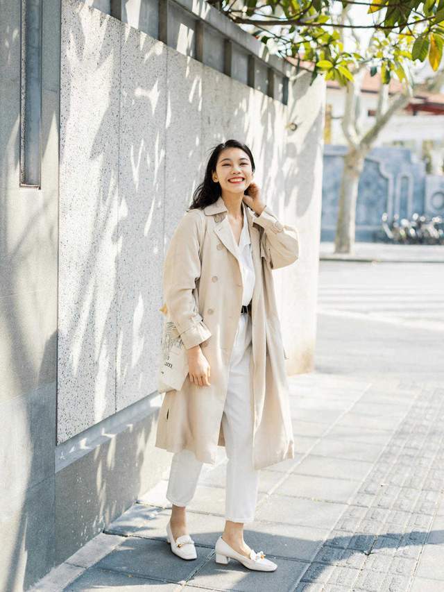 烟管裤|秋天怎么显高?风衣搭配直筒裤子,没想到效果这么好,又飒又美