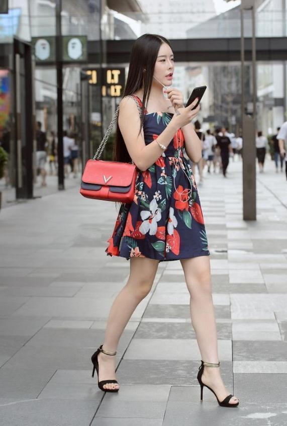 凸显|街拍:气质美女白色系的穿搭,清新唯美,凸显好身材