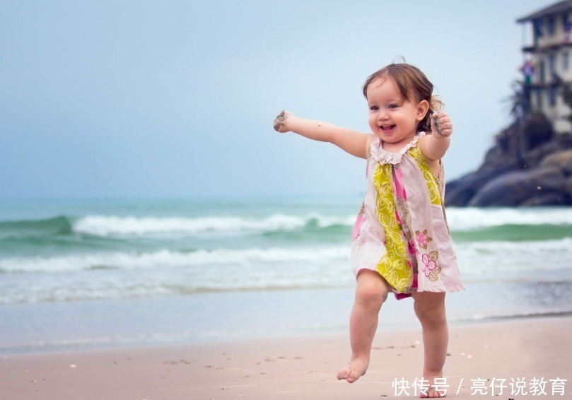 孩子|母亲带俩娃动车睡着,睡姿引网友热议:当妈后就见不得这种画面了