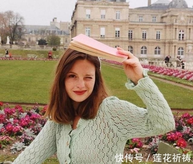 小姐姐 今年流行一种新穿法叫:“奶奶衫+牛仔裤”,显高还显腿长