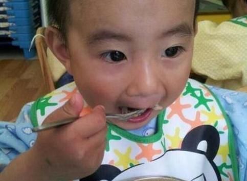 锐锐|12岁孩子一年长高20厘米,儿科主任:坚持3个习惯,爱吃饭长个快