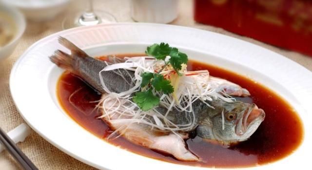 蒸鱼时，不要再用盐腌制了，改加“它”，蒸出来的鱼更香更嫩