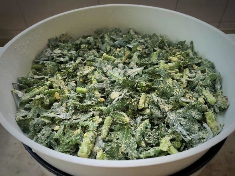 玉米面|冬季,这碱性蔬菜要多吃,改善失眠还润肺,做成蒸菜特别好吃!