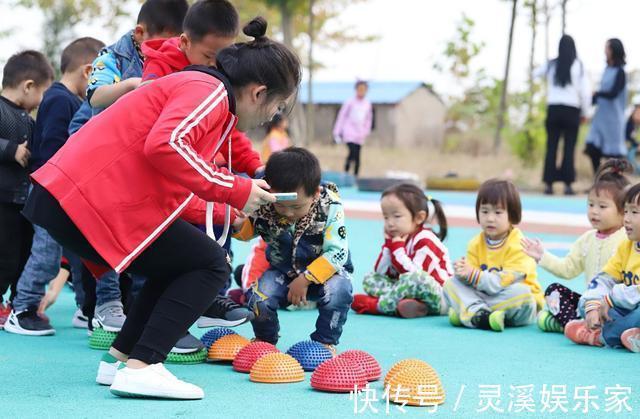 幼儿园|父母接娃放学,有几种行为挺掉价,还容易拉低老师对孩子的好感