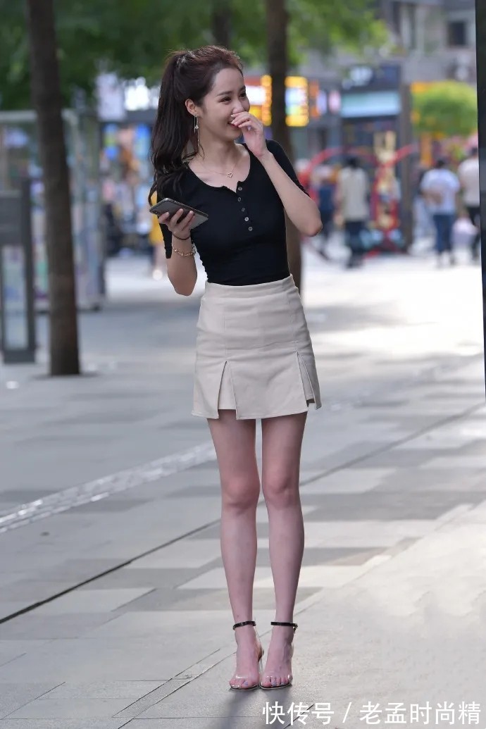 小姐姐|极致绽放青春的服饰搭配,简约大方又美艳,时尚魅力尽显无疑