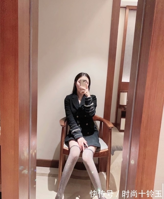 赫本风 西装裙配上渔网长筒靴,媚俗与高贵气质的碰撞!