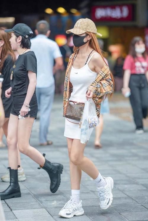 时尚街拍：黑色半身鱼尾裙搭小香风外套，气质感十足