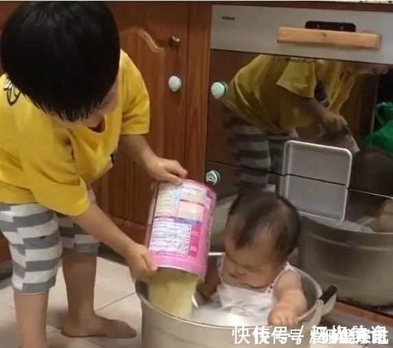 孩子|家长回家发现,熊孩子哥哥正在“炖”弟弟,网友评论就差点火了