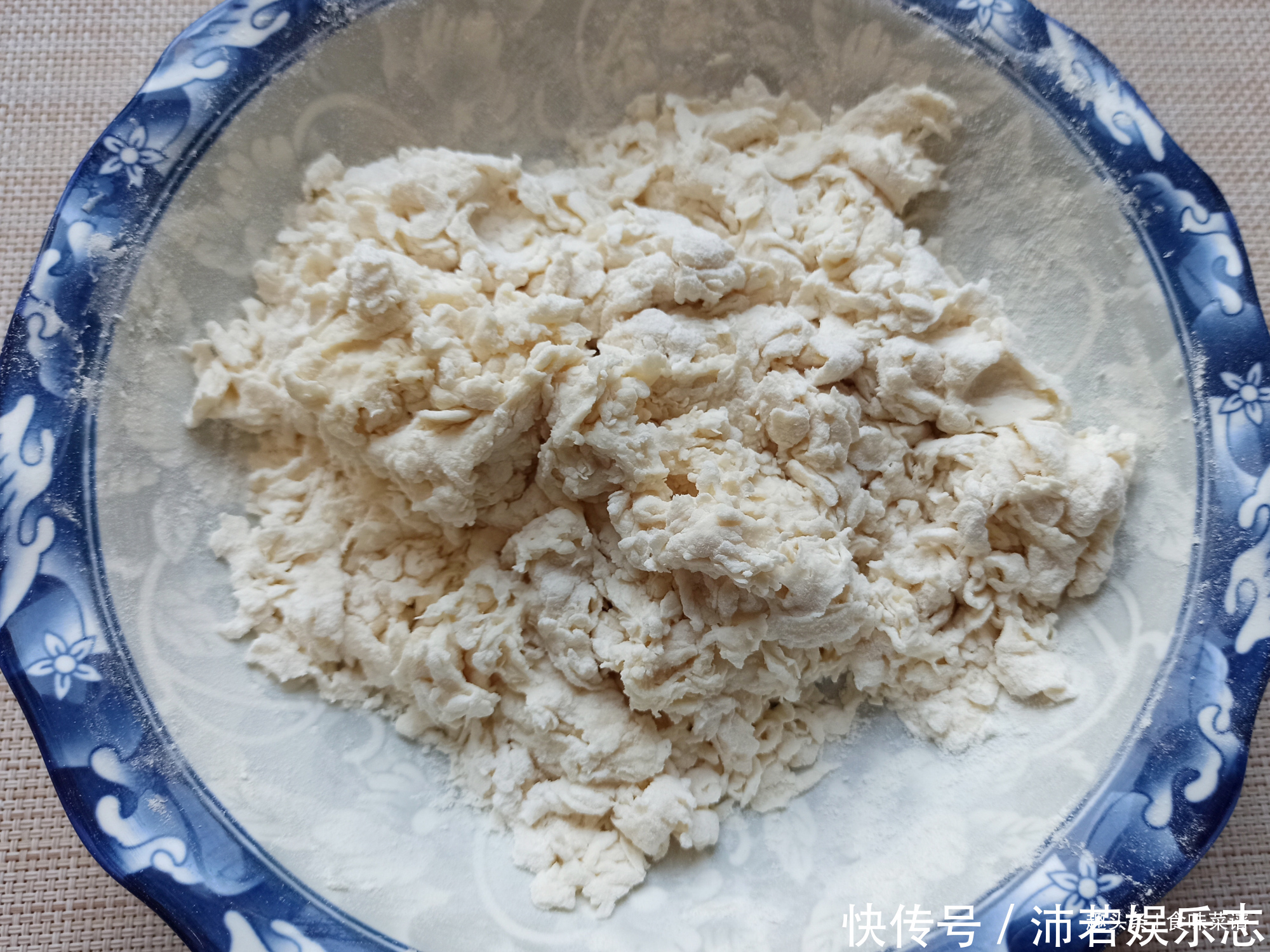 开水|面粉新吃法,无需发面,开水一烫就搞定,个个鼓大泡,比油条还香