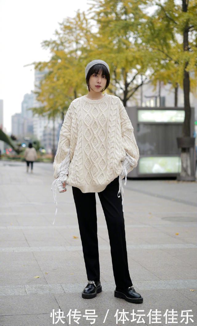 冬季穿搭拒绝平庸,实用的“毛衣+长裤”学起来,基础款也很时髦