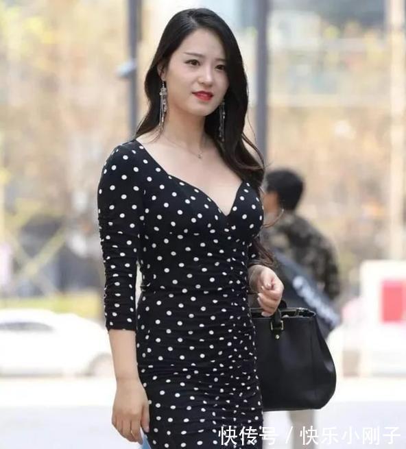 银灰色|小姐姐身穿黑白波点裙搭配手挎包，尽显优雅知性，温婉又大方