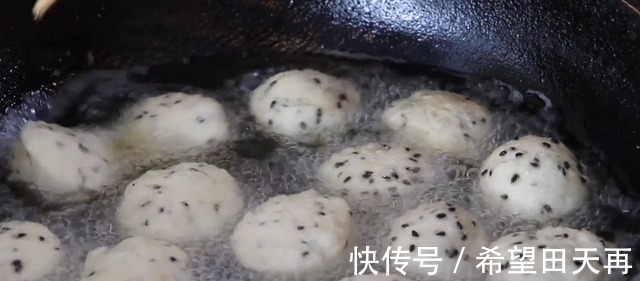 油炸|面粉别烙饼了,加一把芝麻,酥脆可口,香甜营养,孩子抢着吃!