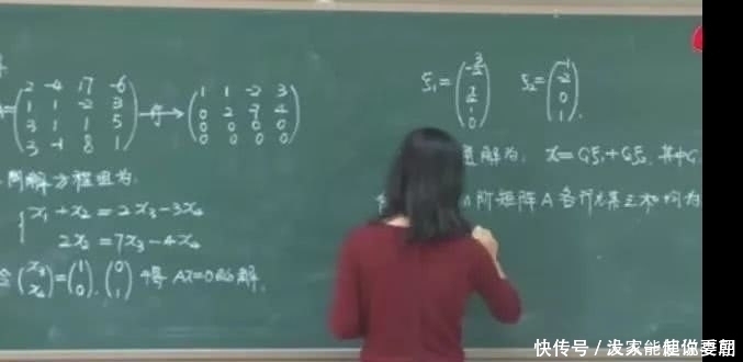 大学美女数学老师的板书堪比“印刷体”，字迹工整规范以致无人逃课