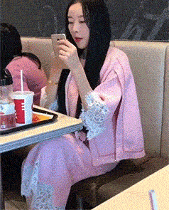 |搞笑GIF段子:在公厕里,忽然听到厕间有人说话