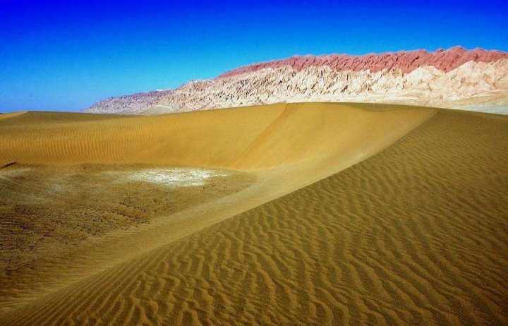 沙漠|我国最大的沙漠中有座大山鲜为人知,山体呈红白两色,还出产玛瑙
