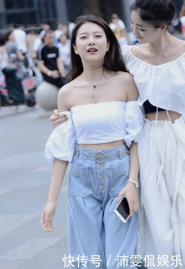白色抹胸装搭配泡泡袖，装嫩能力一流，搭配上宽松牛仔裤休闲时尚