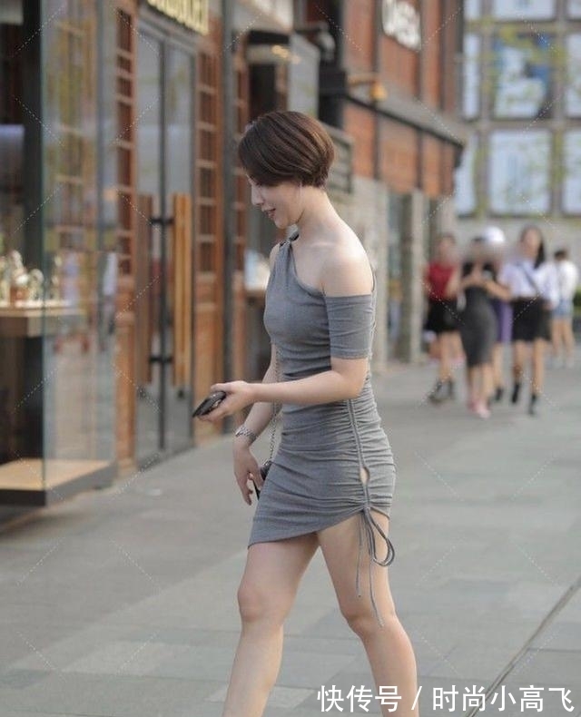 女孩们 淡褐色修身连衣裙搭配束脚高跟鞋,时尚精致,优雅大方