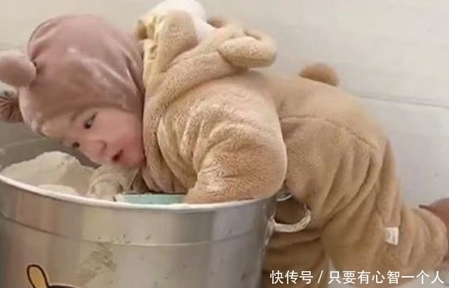 萌娃|趁妈妈不注意,萌娃钻进面粉桶嬉戏,外婆做法实力演绎“隔代亲”
