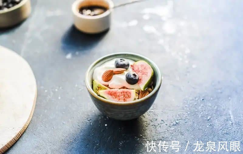 营养价值|牛奶和酸奶,到底哪个更补钙?哪个营养价值更高?这文讲明白了