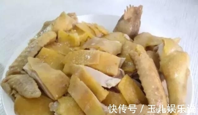 做白切鸡时别直接下锅煮,大厨教你一招,鸡肉又鲜又嫩还美味