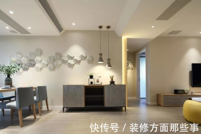 三居室|126平现代风三居室,暖色让客厅温馨,灯光的设计是一大亮点