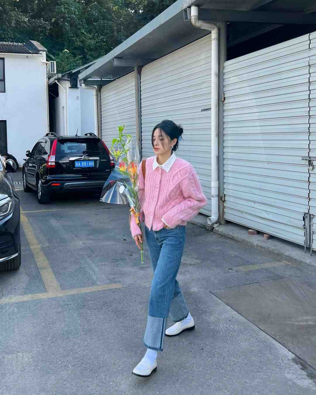 qq秀|开春不知道怎样穿?用粉色毛衣搭配这几条下装,真的封神了