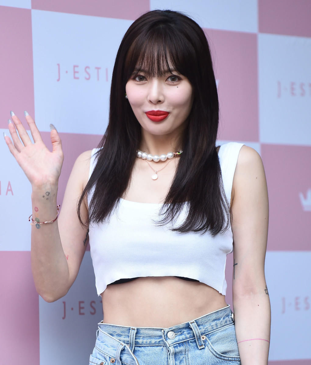 小姐姐|泫雅又飒又美，穿白色背心配高腰的牛仔裤，身材比例出众，真吸睛