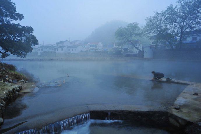  拘束|不设樊篱，恐风月被他拘束；大开户牖，放江山入我襟怀