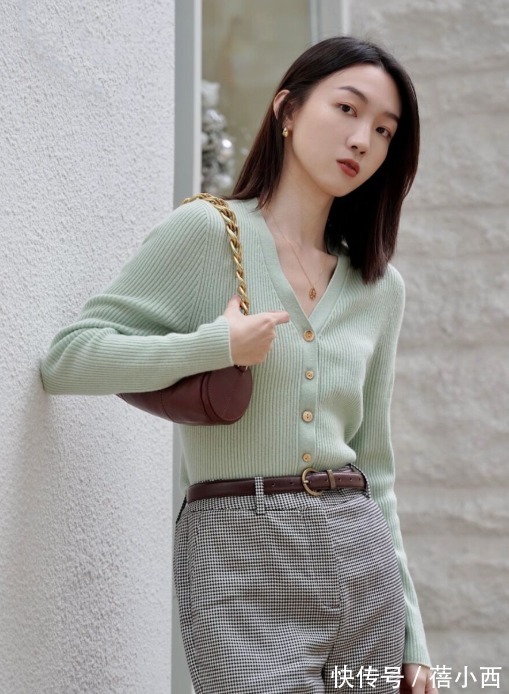 条纹衫 春天不一定穿衬衫才好看,穿针织衫搭配半身裙,裤子照样时髦高级