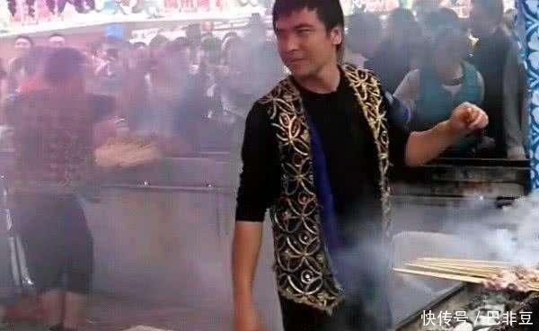 网传最“奇葩”烧烤摊,前来品尝的人络绎不绝,收钱方式才最另类